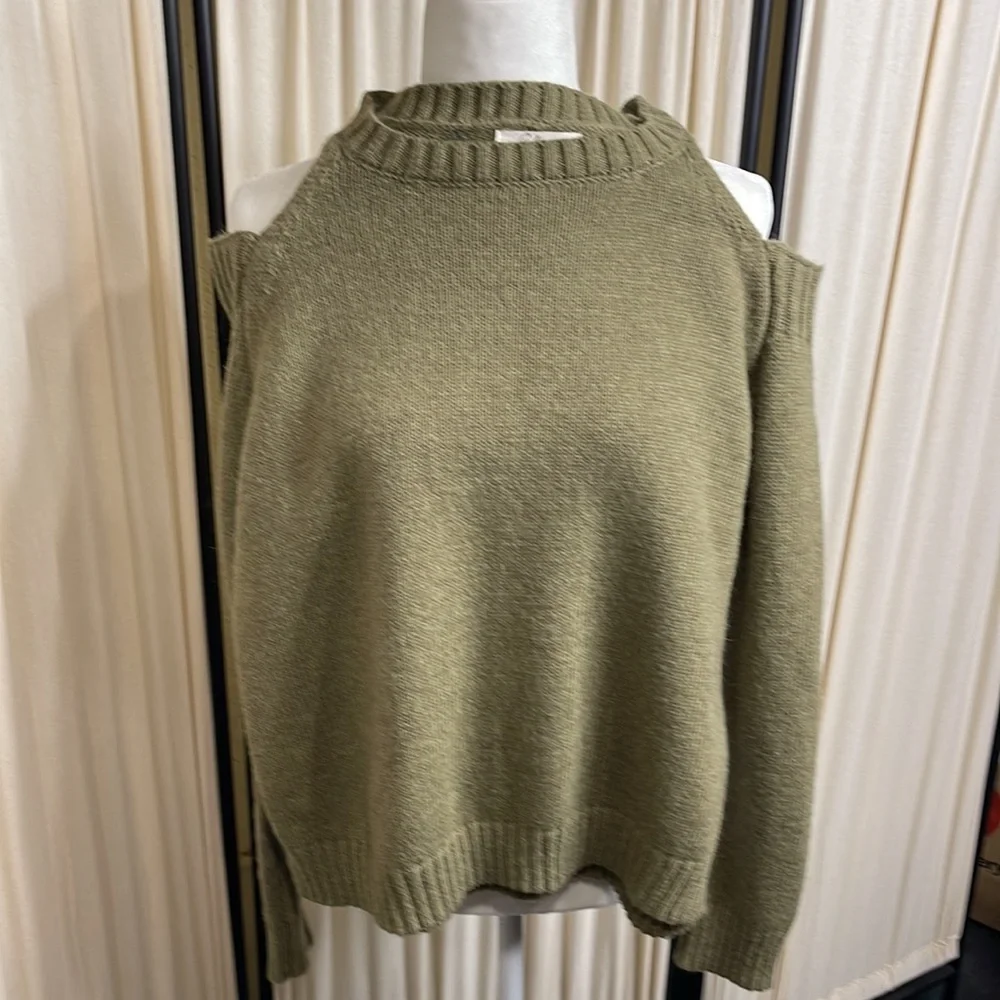EUC- ELAN- WARM KNITTED GREEN COLD SHOULDER OVERSIZED SWEATER SIZE SMALL - Picture 10 of 13